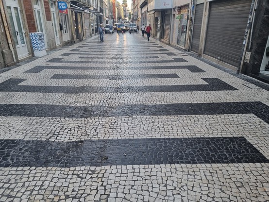 Schwarz weiß gepflasterte Straße in Porto