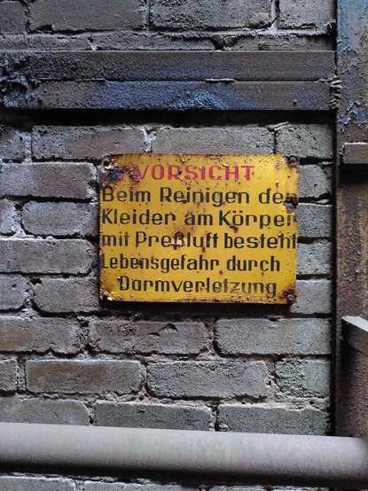 Altes Warnschild mit der Aufschrift 