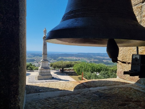 Blick vom Kirchturm mit Glocke und Meer