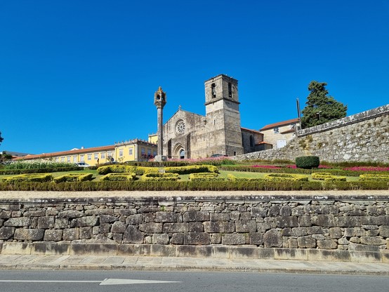 Kirche in Barcelos mit gepflanztem Schriftzug davor