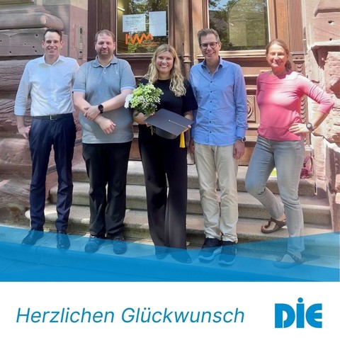 Herzlichen Glückwunsch zur Promotion wünschen wir Dr. Christina Sondermann. Auf dem Bild v.l.n.r: Prof. Dr. Hannes Schröter, Prof. Dr. Martin Merkt, Dr. Christina Sondermann, Prof. Dr. Markus Huff und Prof. Dr. Caterina Gawrilow