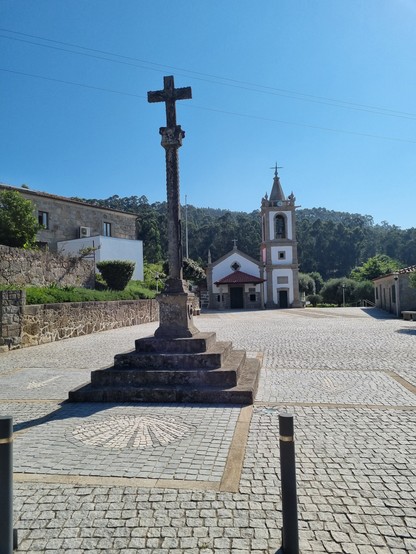 Kreuz vor Kirche 