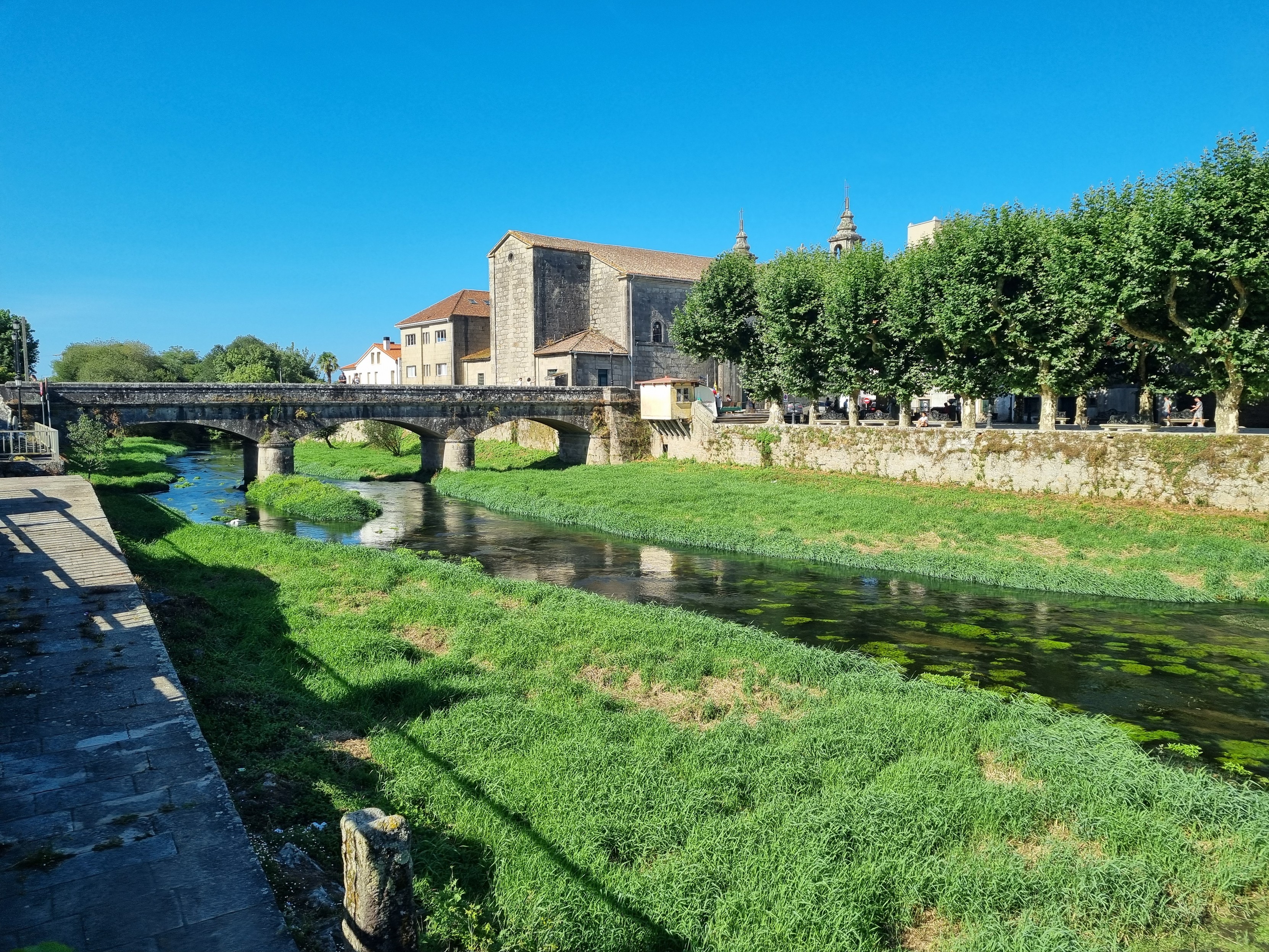 Fluss mit Brücke in Padron