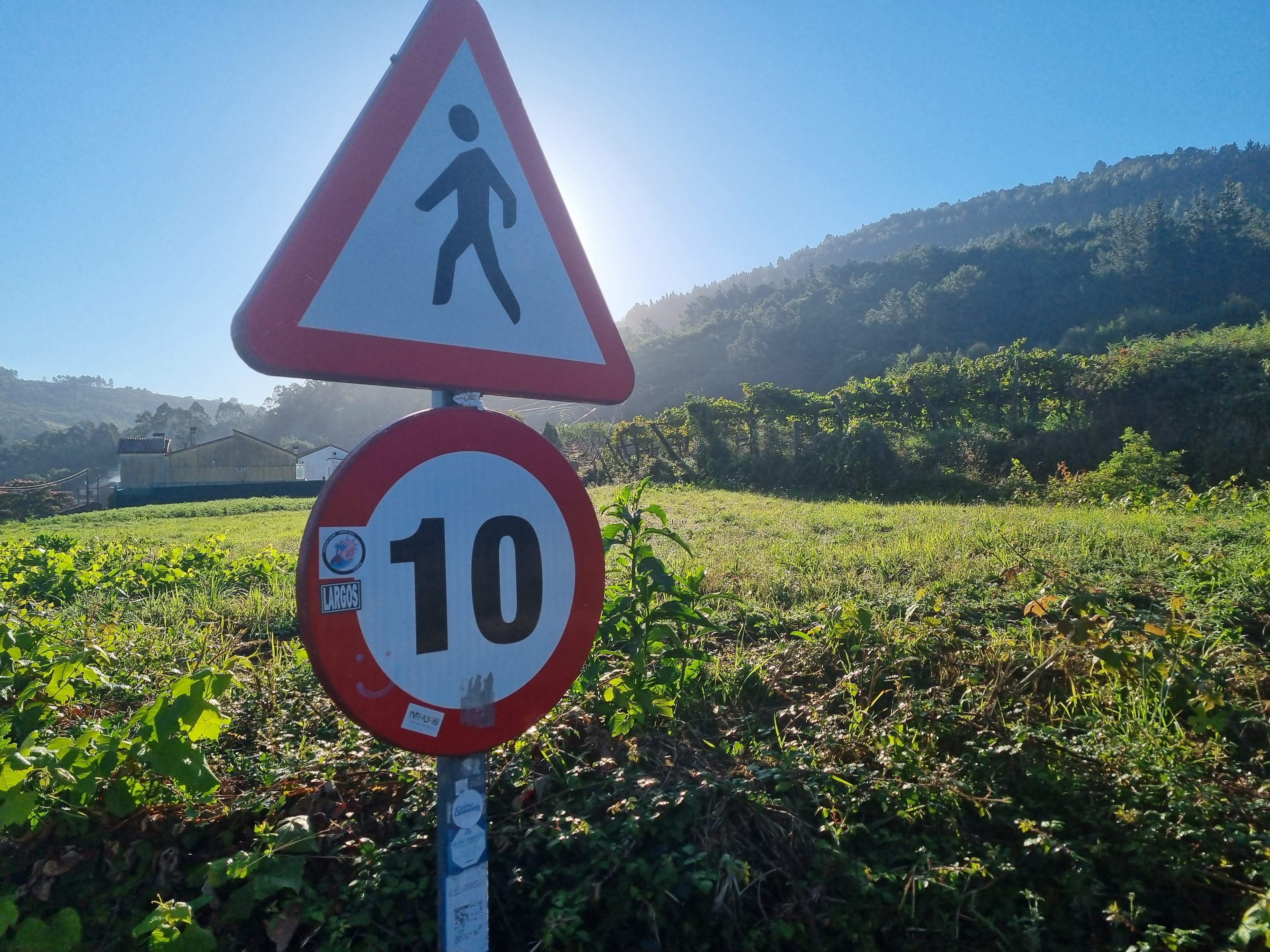 2 Schilder: Fußgänger, 10 km erlaubt