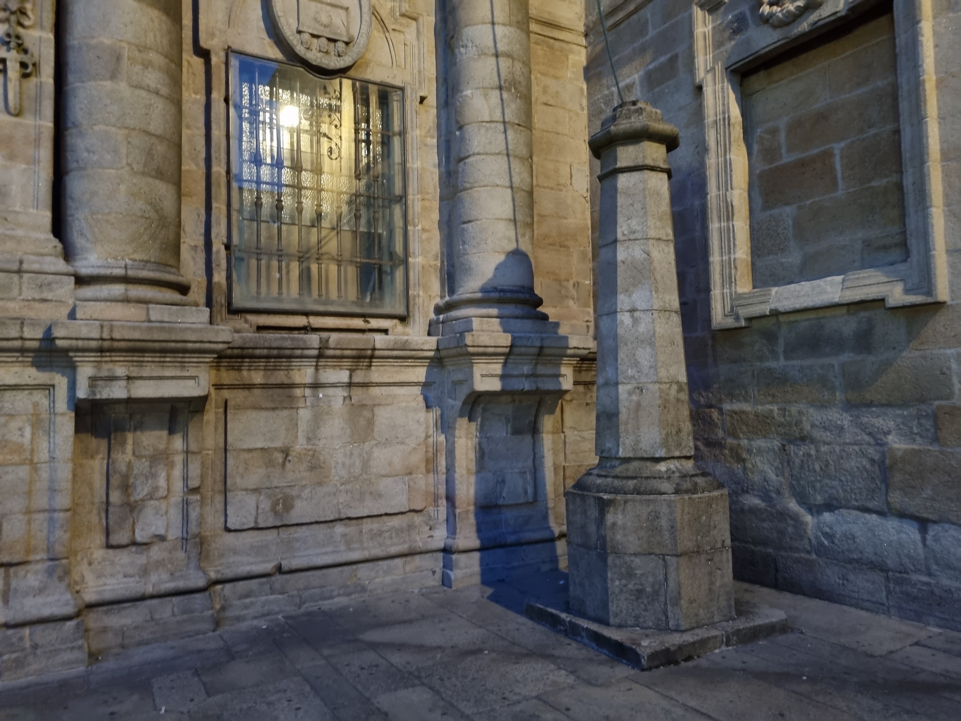 Der Schatten des Pilgers an der Kathedrale 