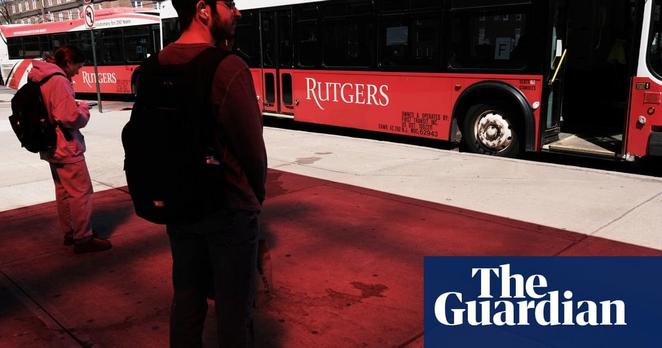 man sieht ein Hintergrundbild mir einem Bus und dem Logo des Guardian