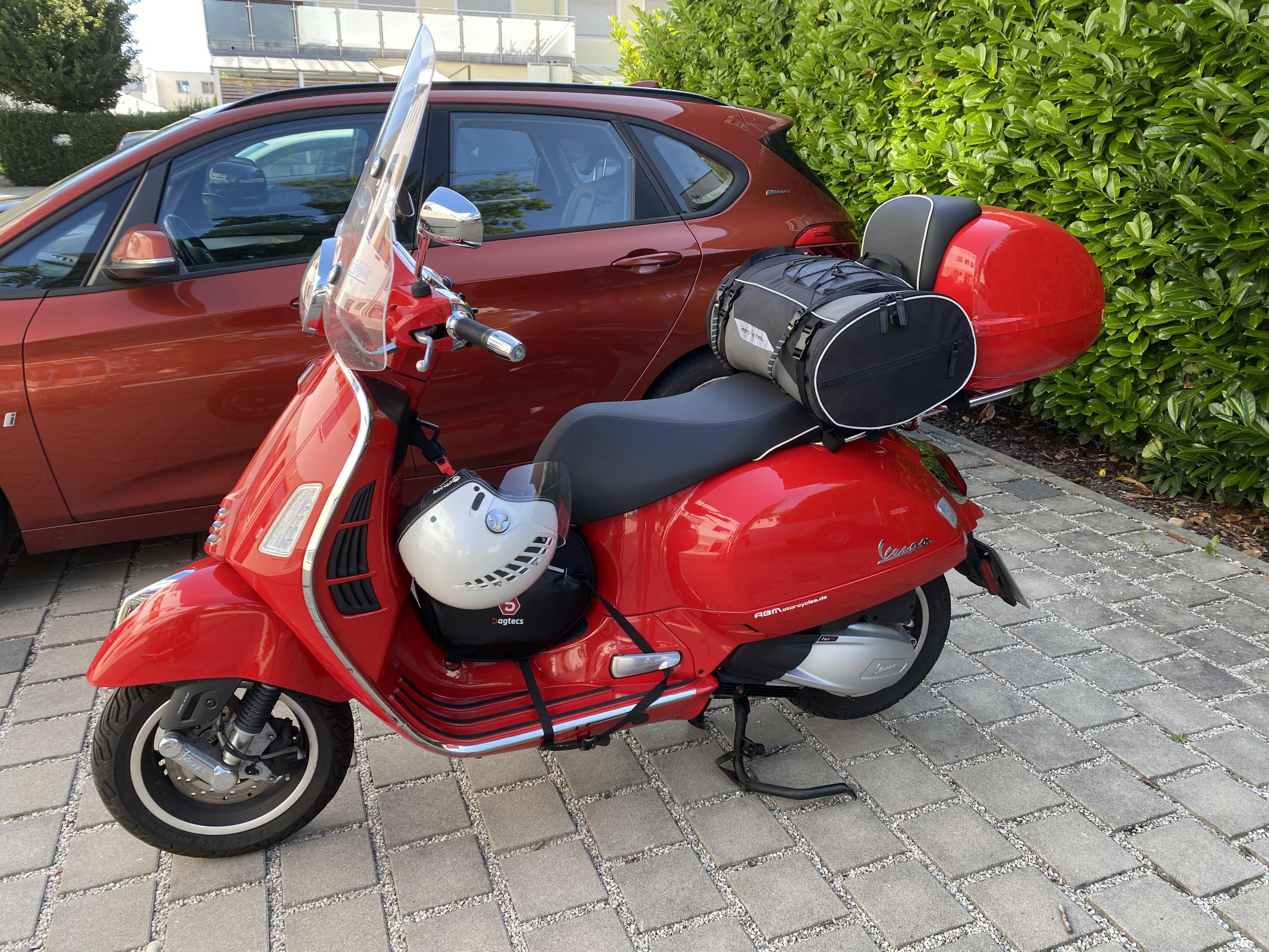 Die Vespa 300GTS vor dem Start der Tour
