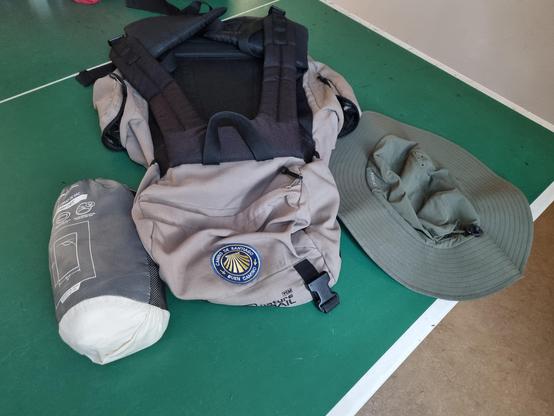 Rucksack mit Jakobsmuschel aufgebügelt, einfacher Schlafsack und Pilgerhut