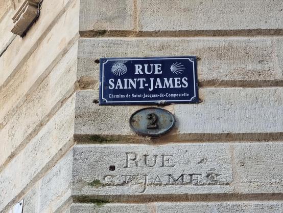 Straßenschild Rue Saint-James mit Jakobsmuscheln 