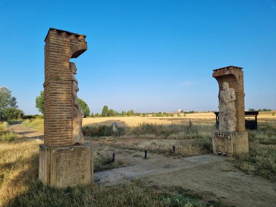 Denkmal an der Hälfte des Camino