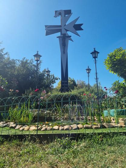Kreuz im Gerten der Herberge