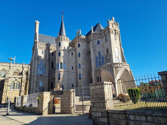 Bischofspalast von Antonio Gaudí