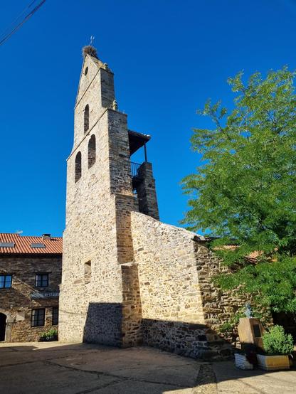 Der etwas dünne Kirchturm der Pilgerkirche leider gerade ohne Störche