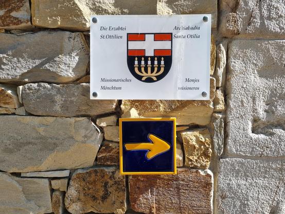 Schild die Erzabtei St. Ottilien missionarisches Mönchtum mit gelbem Camino Pfeil