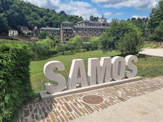 Das Kloster hinter dem Samos Schriftzug in riesig