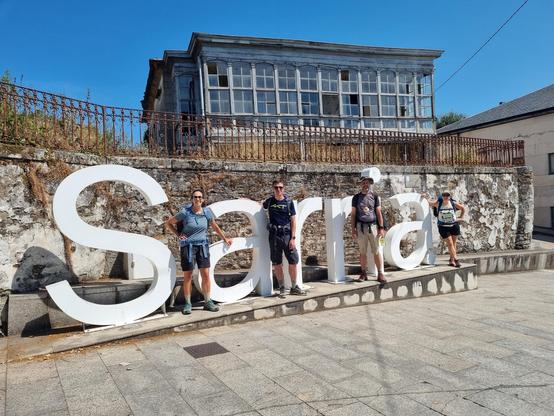 Unsere Wandergruppe vor Sarria Schriftzug 