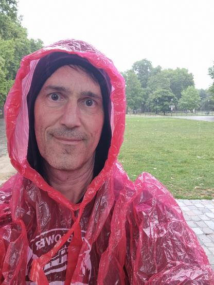 Ich mit Niagara Falls Regenschutz in rot