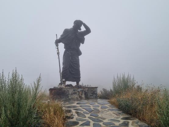 Pilgerfigur im Nebel