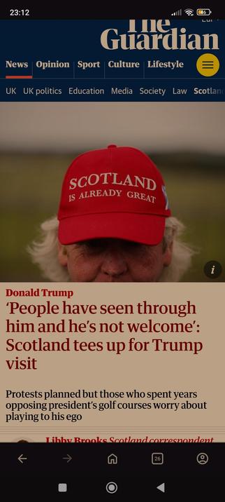 Man sieht den Kopf einet Seniorin oder Seniors mit einer roten MAGA- Mütze auf der steht "Scotland ist already great"