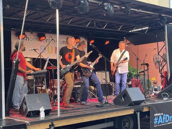 HMA spielt auf der Bühne