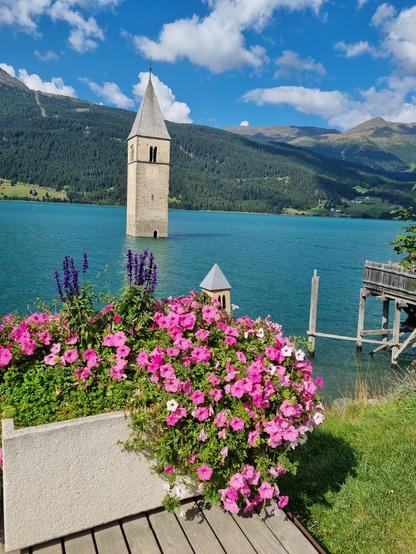 Kirchturm, der aus dem Wasser des Reschensees herausragt, entstanden als ein Staudamm den See höher machte und das Dorf fast vollständig überflutetet.