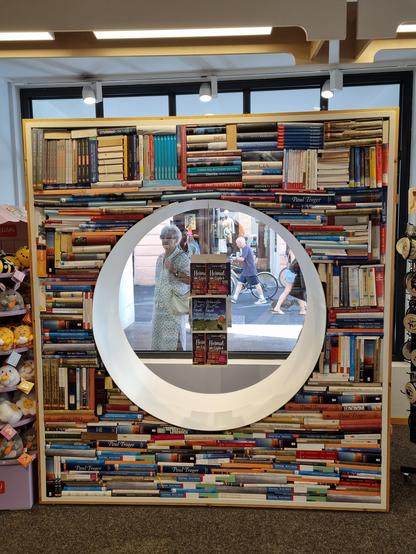 interessante Buchpräsenation: gestapelte Bücher mit leerem Kreis in der Mitte, darin aktuelle Bücher