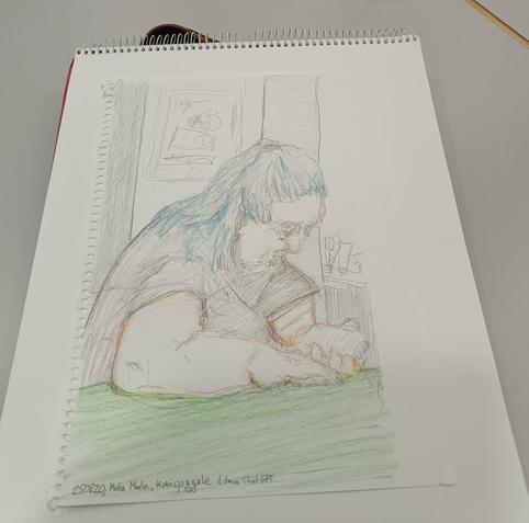 man sieht eine Buntstiftskizze auf angeschnittenen Format a3, eine Frau mit längeren Haaren an einem Tisch, die sich über ein 
Smartphone beugt