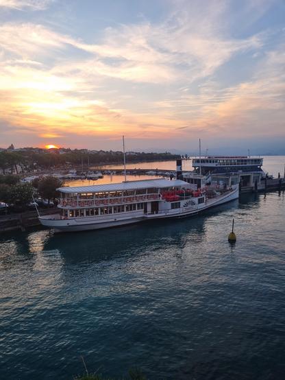 Abendstimmung mit Passagierschiff