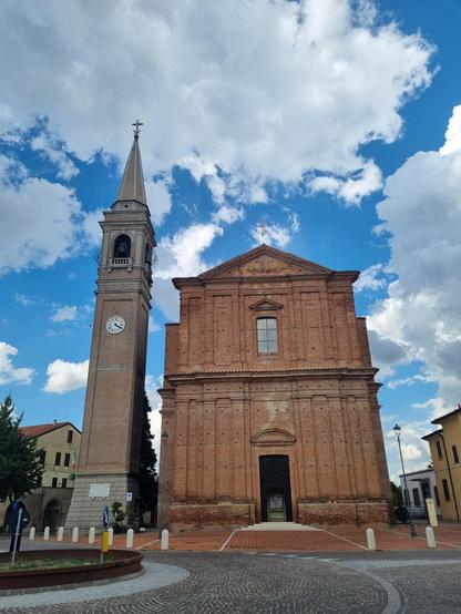 Kirche mit Kirchturm 