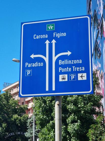 Schild mit Parkplatz Paradiso