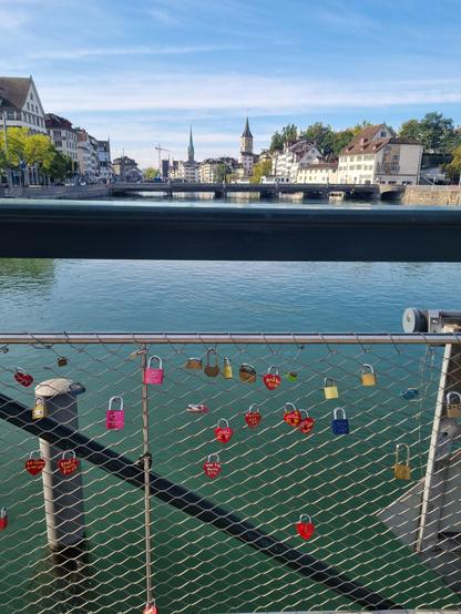 Herzschlösser an Limmat Brücke
