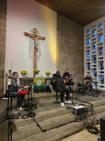 Die vier Musiker in schön beleuchteter Kirche