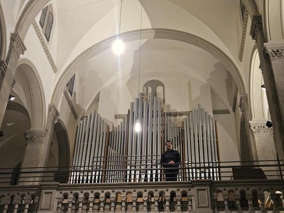 Orgel mit Organist