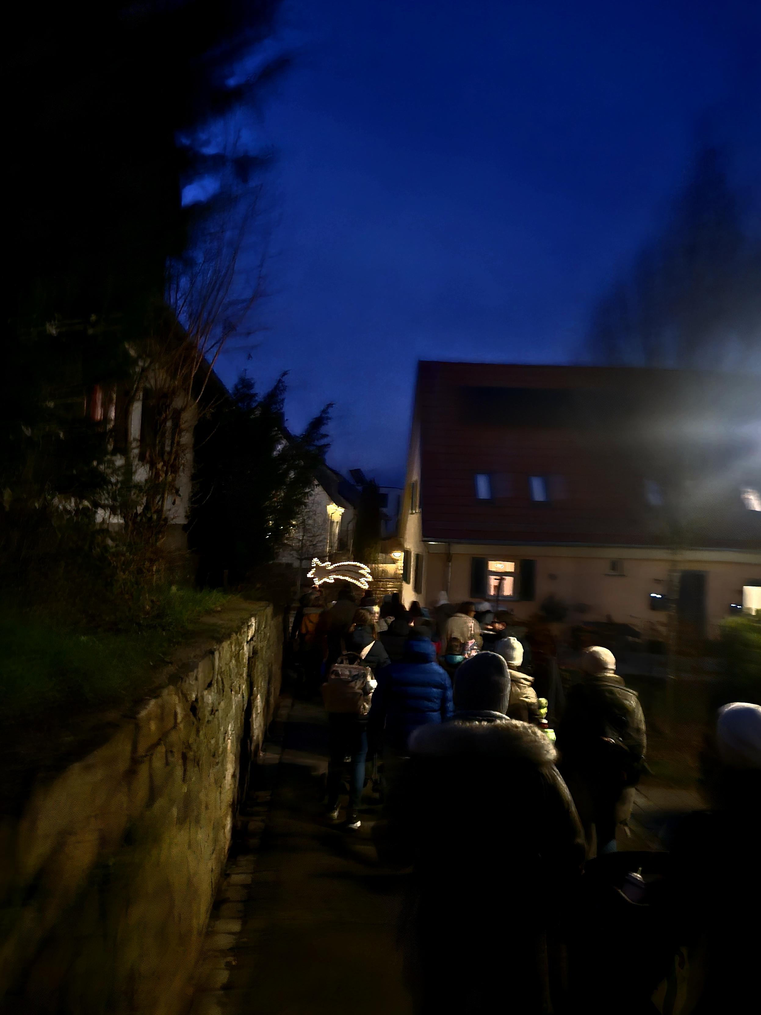 Menschengruppe folgt dem Stern