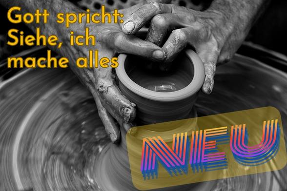 Töpferhand mit Tonkrug im Entstehen in schwarz weiß mit buntem Text der Jahreslosung 2026