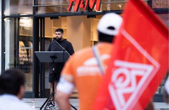 Danial spricht auf einer Demo in Waiblingen, zu der auch das Schorndorfer Bündnis gegen Rassismus und Rechtsextremismus aufgerufen hatte.