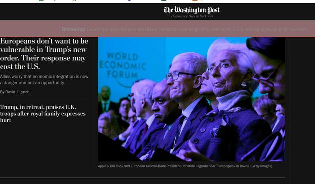 Man sieht aus einer Fotokamera auf eine Reige von Gästen in einem Auditorium, tatsächlich in Davos 2026und wohl auch während de Rede von Donald Trump. Maneine reihe von einflussreichen EU-Politikern, ganz vorne Christine Lagarde, Präsidentin der europäischen Zentralbank, die angeekelt die Oberlippe steif hält, daneben CEO von Apple Tim Cook , der sich auf die Zähne beißt, dahinter ein unbekannter Mann in den späten 60ern und alle in tiuefbusinessblau. Da ohne Blitz aufgenommen wurde, ist das ga…