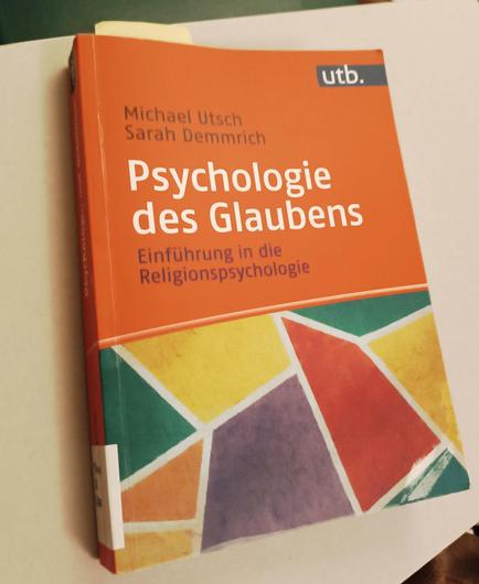 Man sieht eine Fotografie eines mimt rote-buntem Softcover vesehehnen wissenschaftlichen Buches im Format von  etwa a5  Utsch, M./Demmrich, S. (2023): Psychologie des Glaubens - Einführung in die Religionspsychologie
344 Seiten, mit 63 Abb. und 3 Tab., kartoniert
ISBN: 978-3-8252-6056-9 