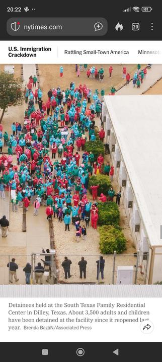 man sieht eine Luftaufnahme von ganz offensichtlich einem strickt bewachten "Detention Center" in den USA,mit schwarz gekleideten Wächtern im Vordergrund und einer großen Menge von Kindern hinter einem Sicherheitszaun.