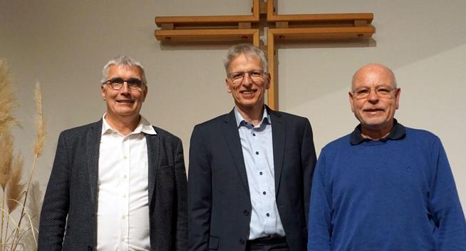 Scheidender Vorsitzender Christoph Killgus (links), Dekan Seibold und neu gewählter Vorsitzender André Zimmermann