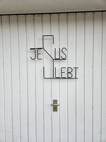 Jesus lebt auf Garagentor