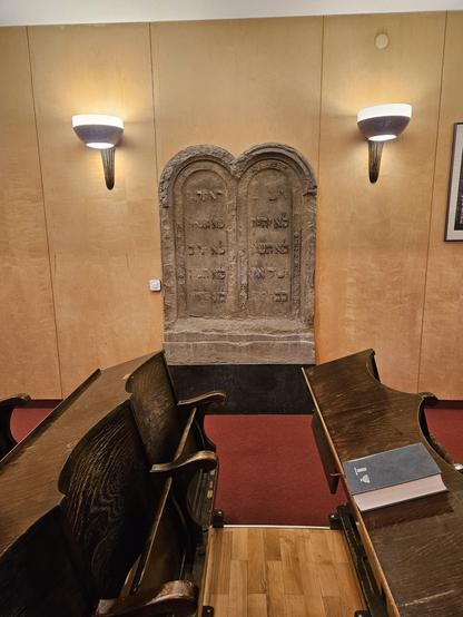 10 Gebote von der in der Reichspogromnachr  zerstörten Vorgänger Synagoge
