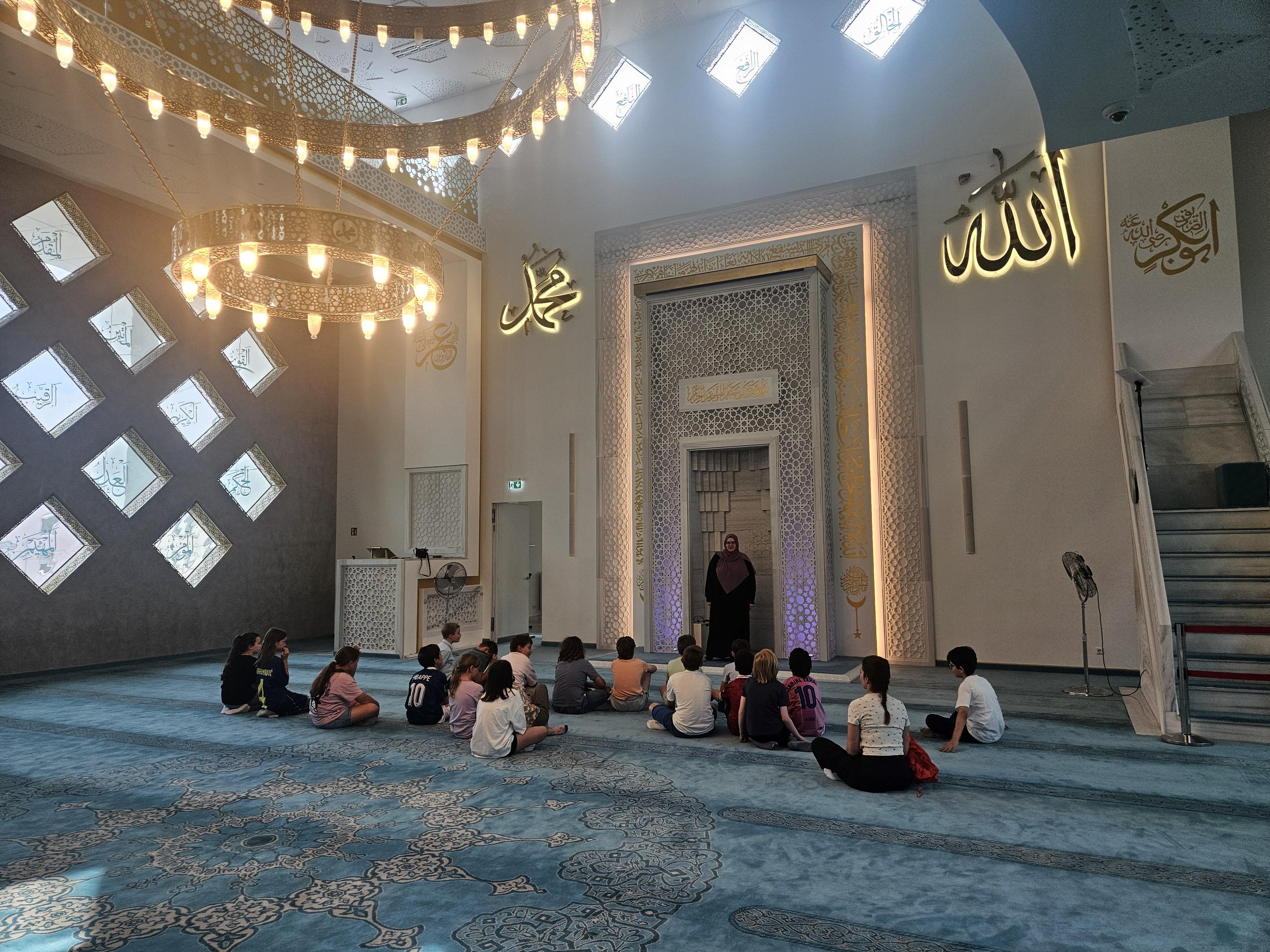 Klasse sitzend in Moschee