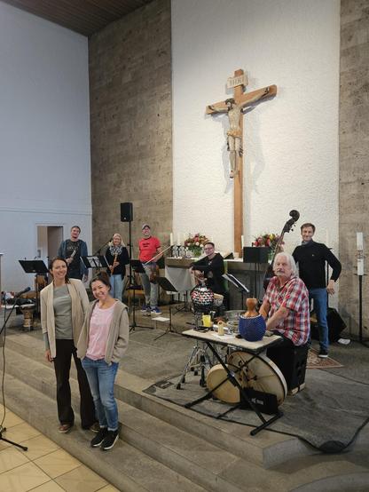 8 Musiker:innen 