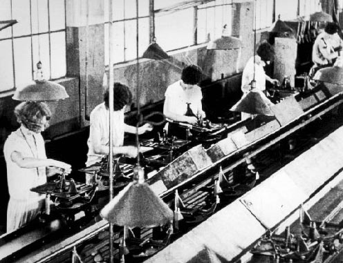 Des ouvrières sur une ligne de montage Des ouvrières sur une ligne de montage