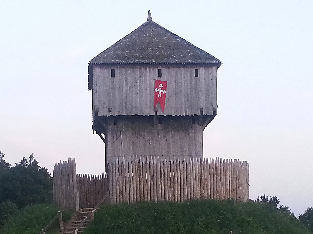 Château à motte de Saint-Sylvain-d'Anjou (reconstitution d'une motte du XIe siècle)