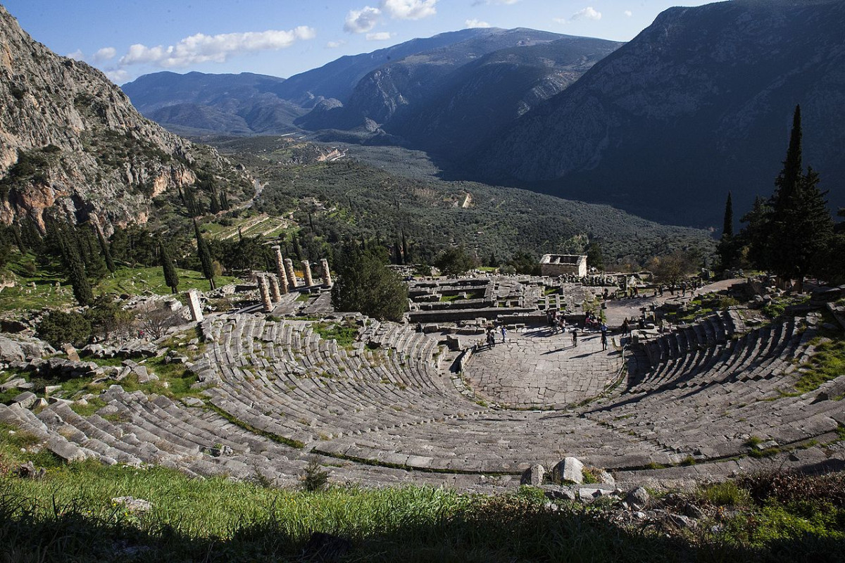 Le théâtre et le temple d'Apollon dans les montagnes de Delphes