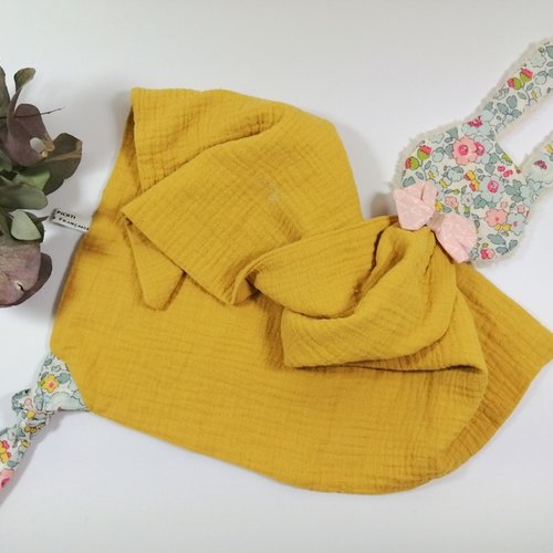 Doudou lapin liberty