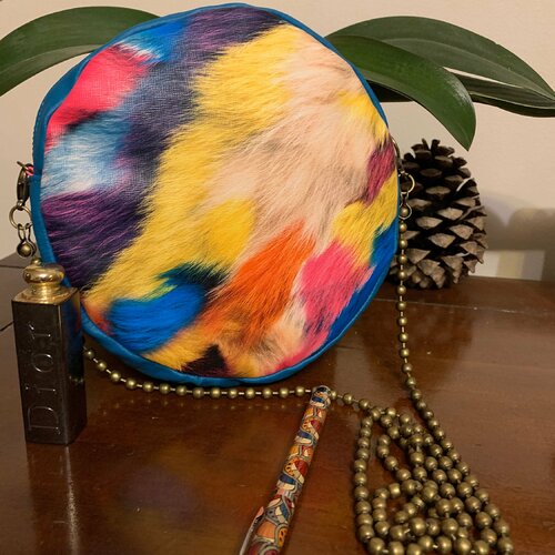 Sac rond simili cuir bleu et impression fourrure colorée