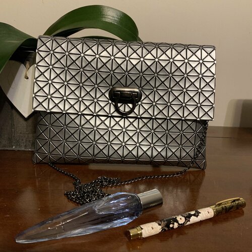 Pochette cuir végan motif geométrique - argent